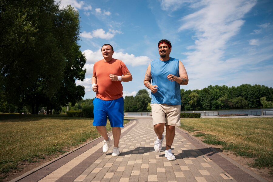 hommes-complets-s-exercant-ensemble-exterieur_23-2150799153